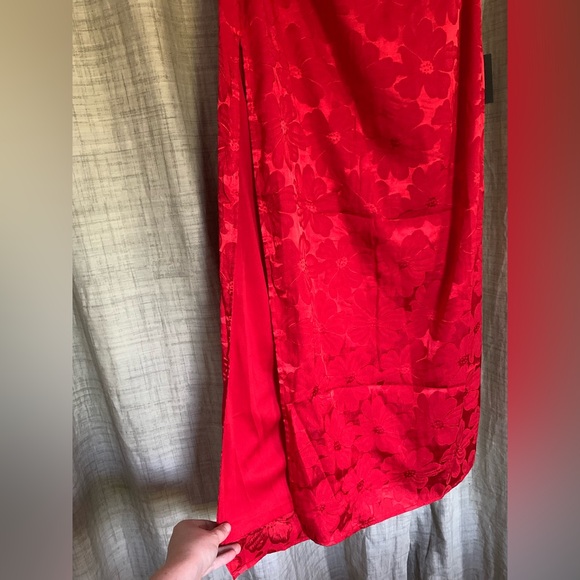 NEW Lulus Large/Extra Large Red Floral Satin One Shoulder Maxi Dress - Picture 3 of 8